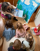 Vorlesetag im Kindergarten An der Windmühle kleine Gruppe im Spielhäuschen